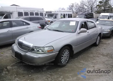 2005 Lincoln Town Car Signature z USA, uszkodzony, nr VIN 1LNHM81W65Y667135